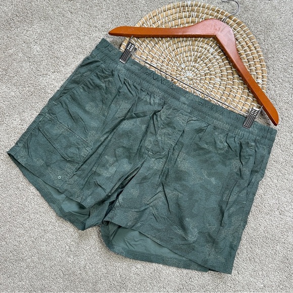 Columbia Women’s Ridge Printed Pull On Shorts 4" AL1986 Outdoor in Green XL - Picture 1 of 13